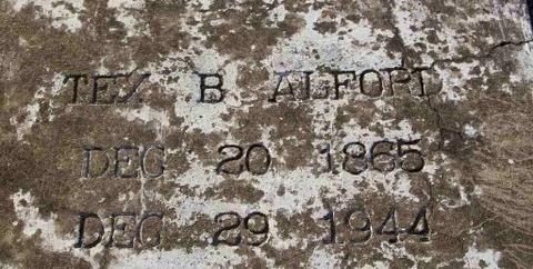 https://images.findagrave.com/photos/2006/338/16913101_116534356925.jpg