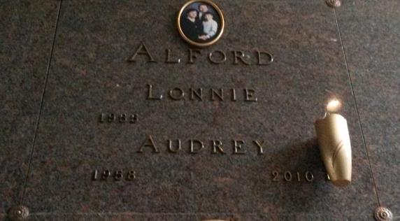 https://images.findagrave.com/photos/2017/34/142035852_1486233210.jpg