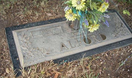 http://image2.findagrave.com/photos/2012/196/93542361_134238121314.jpg