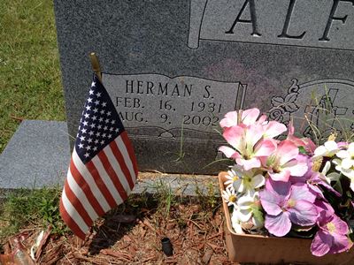 http://image2.findagrave.com/photos/2013/221/20896624_137618450093.jpg