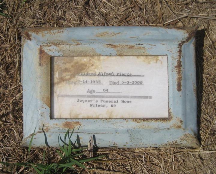 http://image2.findagrave.com/photos/2013/261/117082879_137959966495.jpg